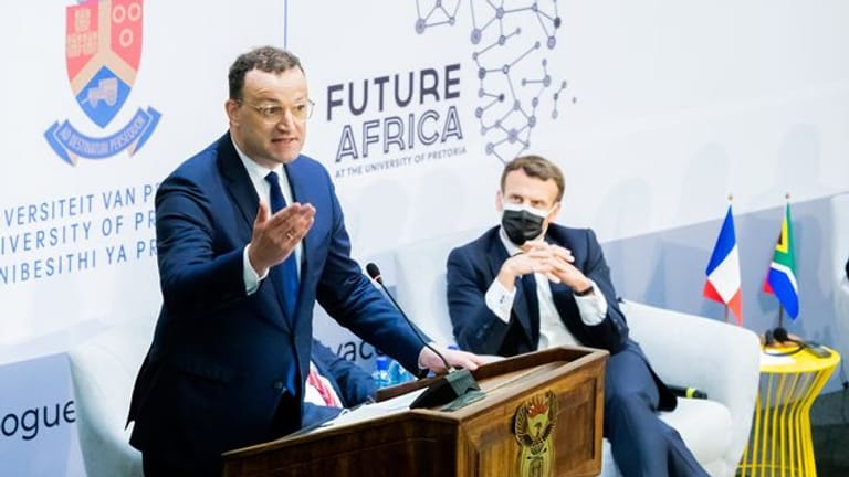 Bundesgesundheitsminister Jens Spahn und der französische Staatspräsident Emmanuel Macron (r) nehmen am Auftakttreffen der "Initiative for the Future of Vaccines in Africa" an der Universität von Pretoria teil.