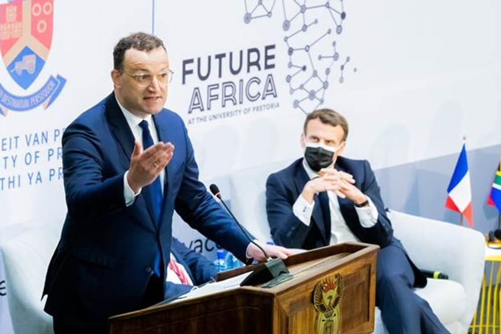 Bundesgesundheitsminister Jens Spahn und der französische Staatspräsident Emmanuel Macron (r) nehmen am Auftakttreffen der "Initiative for the Future of Vaccines in Africa" an der Universität von Pretoria teil.