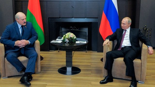 Alexander Lukaschenko (l) zu Gast bei seinem Verbündeten Wladimir Putin. Alexander Lukaschenko (l) zu Gast bei seinem Verbündeten Wladimir Putin.