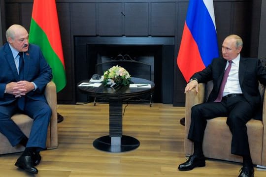 Alexander Lukaschenko (l) zu Gast bei seinem Verbündeten Wladimir Putin.