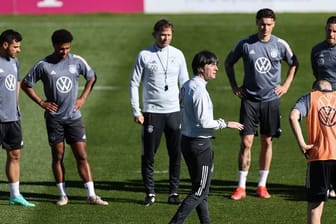 Bundestrainer Joachim Löw schwört die Nationalspieler auf die EM ein.