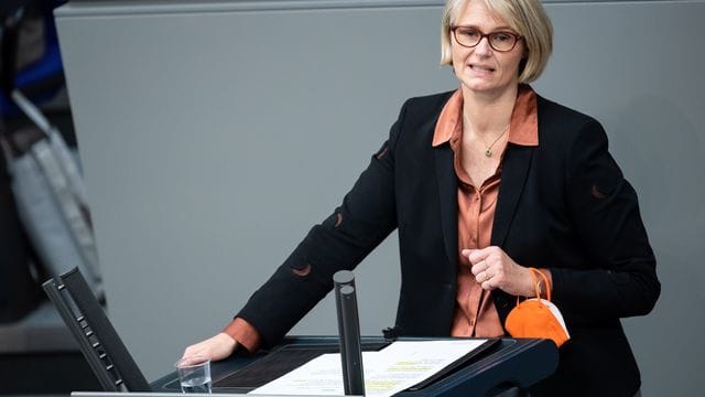 Anja Karliczek will vorerkrankten Kindern bis zum Schuljahresbeginn ein Impfangebot unterbreiten. Anja Karliczek will vorerkrankten Kindern bis zum Schuljahresbeginn ein Impfangebot unterbreiten.