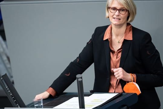 Anja Karliczek will vorerkrankten Kindern bis zum Schuljahresbeginn ein Impfangebot unterbreiten.