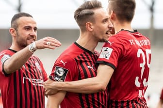 Der FC Ingolstadt um Tobias Schröck (M.