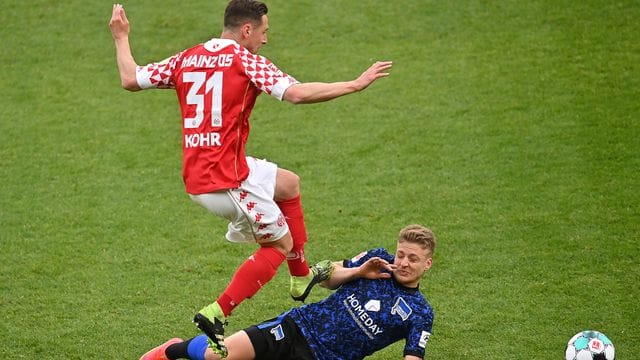 Behält das Mainzer Trikot vorerst an: Dominik Kohr (o).