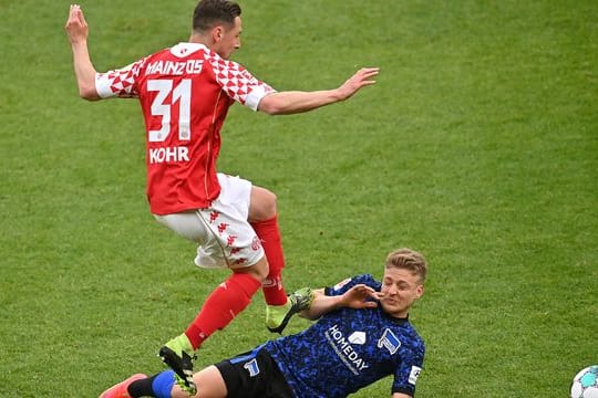 Behält das Mainzer Trikot vorerst an: Dominik Kohr (o).
