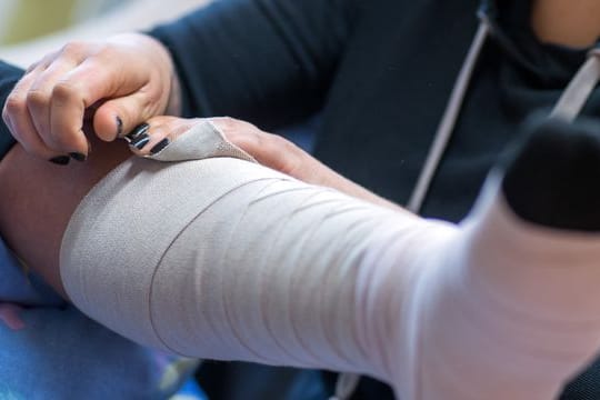 Eine Pflegeschülerin übt das Anlegen eines Thrombose-Verbandes.