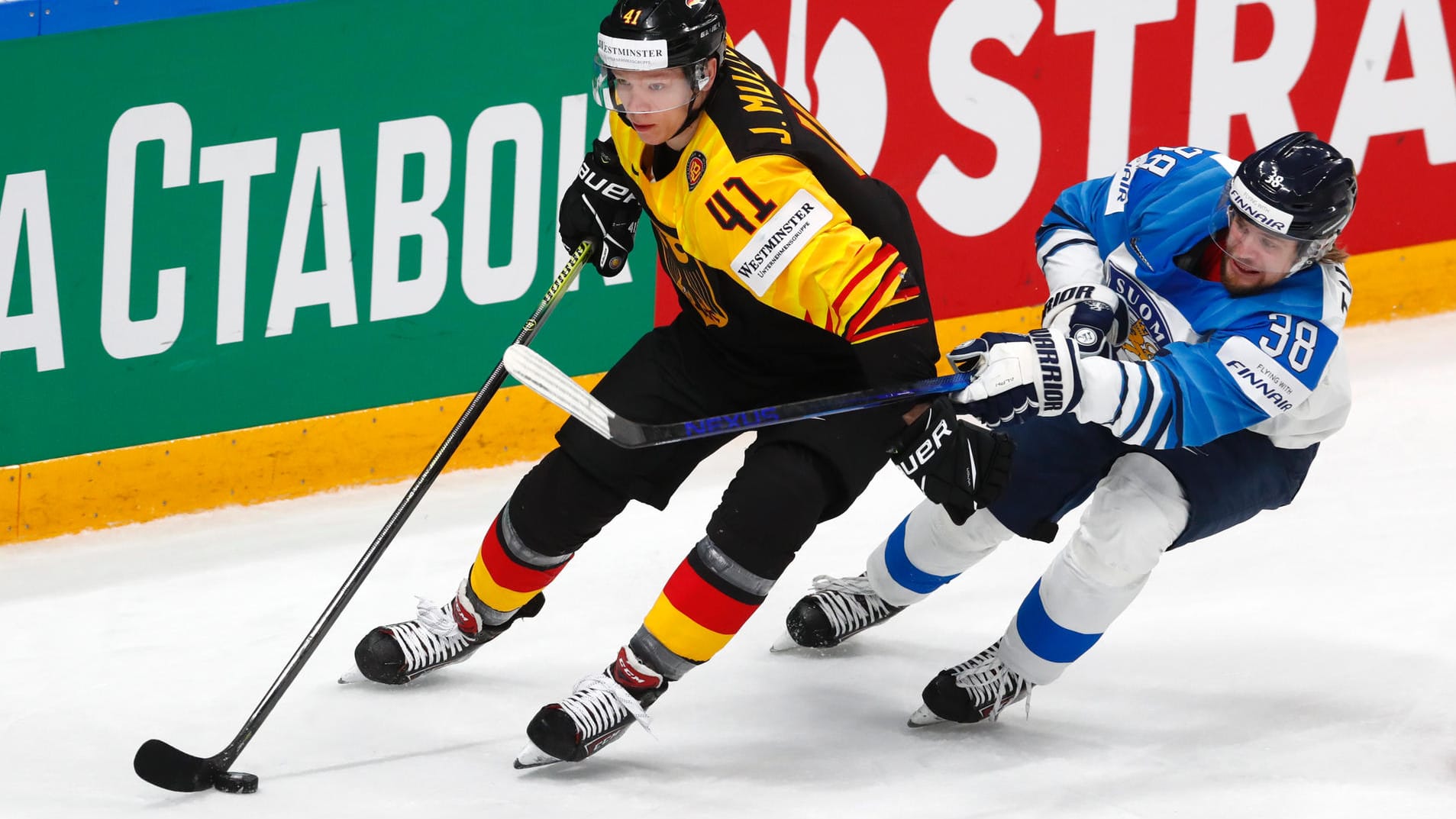 Deutschlands Jonas Müller (l.) im Duell mit Finnlands Teemu Turunen.