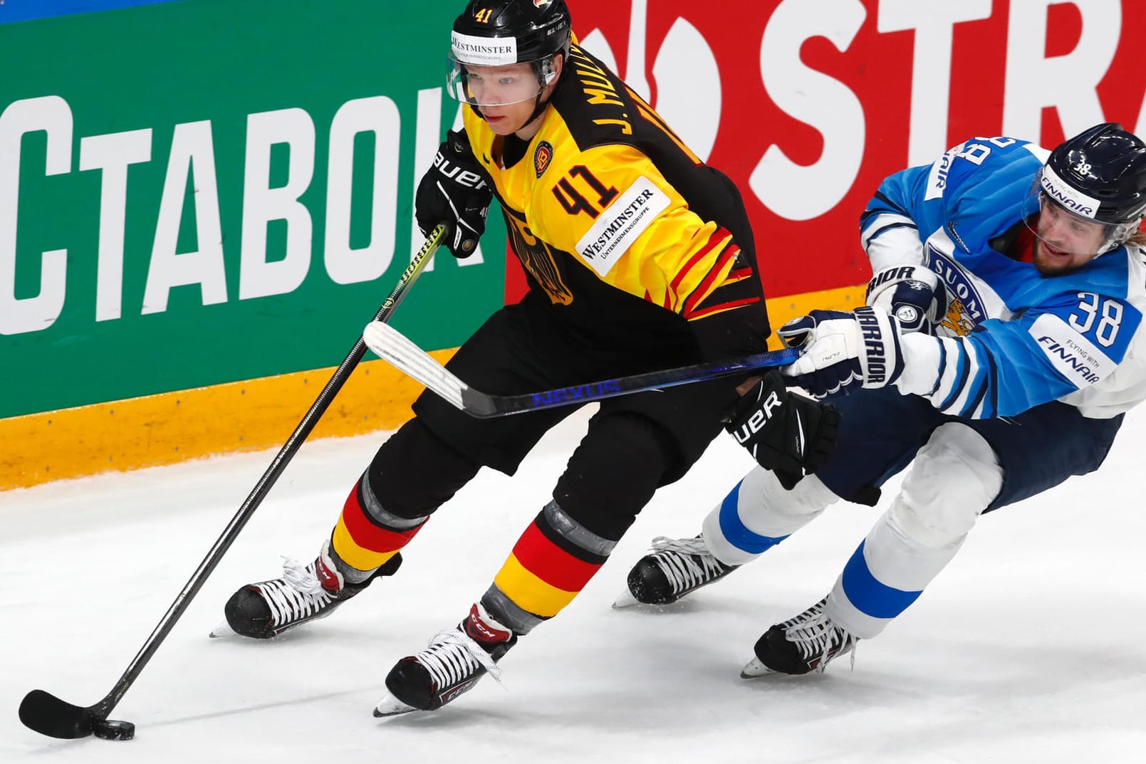 Deutschlands Jonas Müller (l.) im Duell mit Finnlands Teemu Turunen.