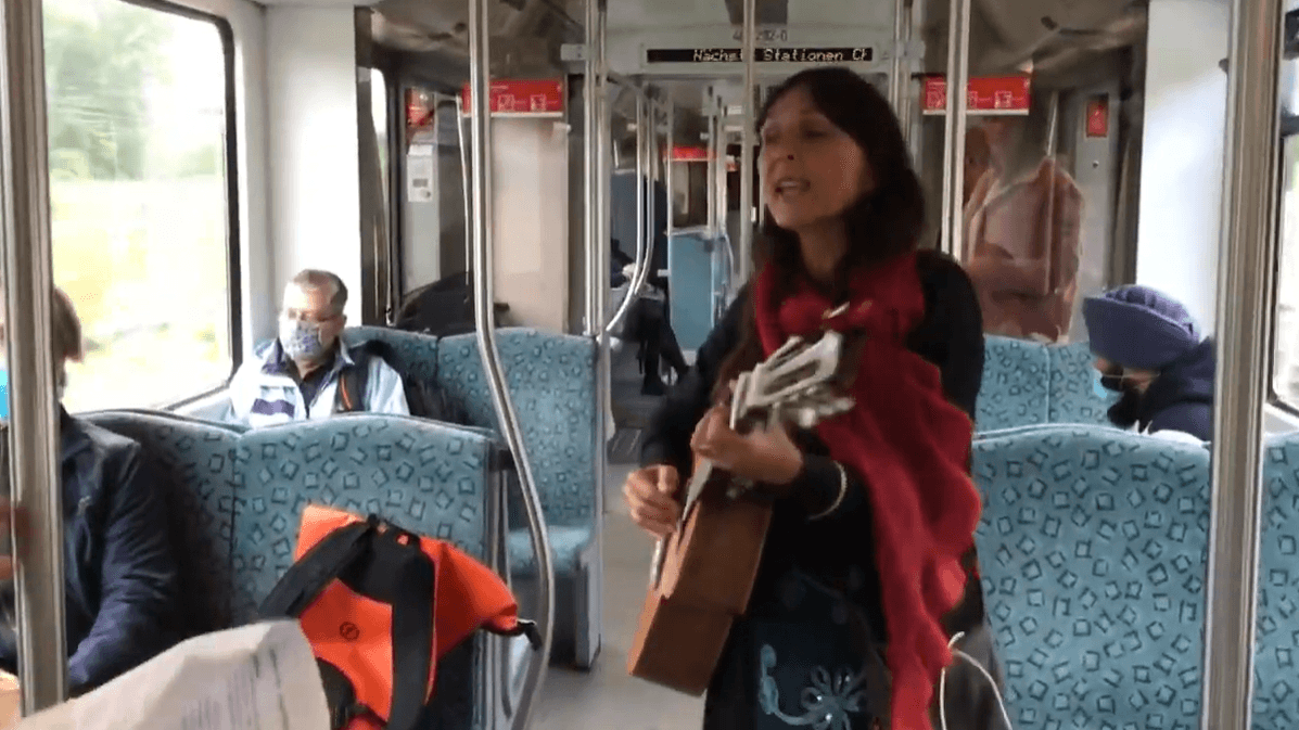 Perin Dinekli: Die Ärztin singt in der S-Bahn Corona-Kampflieder und hat einen Strafbefehl wegen des Ausstellens von Maskenbefreiungsattesten bekommen, gegen den sie vorgeht.