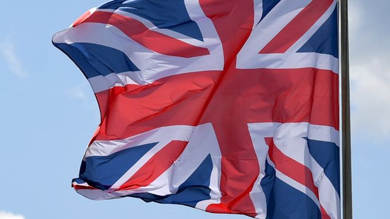 Die Flagge von Großbritannien weht im Wind.