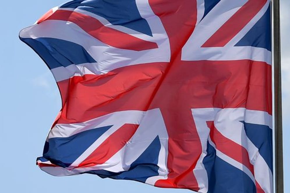 Die Flagge von Großbritannien weht im Wind.