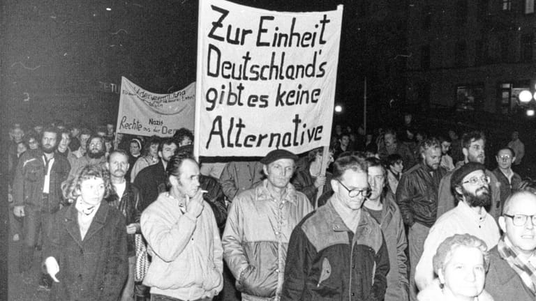 In Halle waren die Demonstrationen der friedlichen Revolution 1989 besonders groß: Nach der Wende zieht es Farle schnell mit seinem Unternehmertum in den alten SED-Partnerbezirk.