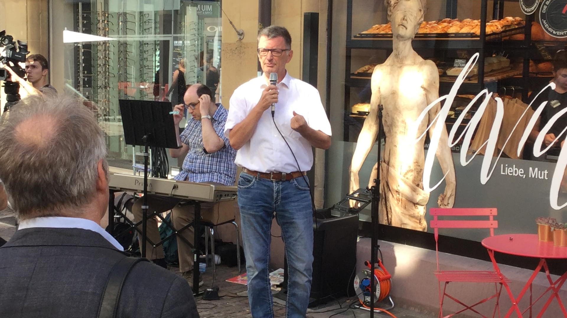 City-Pfarrer Dirk Keller spricht auf der Straße: Der Karlsruher bringt die Kirche auf die Straße.