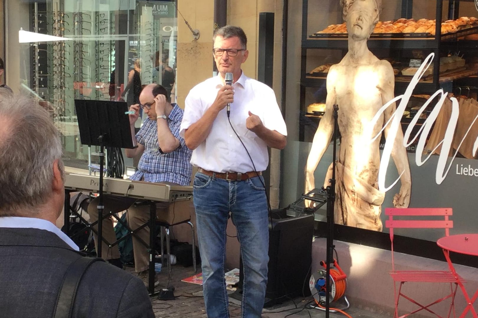 City-Pfarrer Dirk Keller spricht auf der Straße: Der Karlsruher bringt die Kirche auf die Straße.