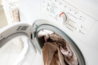 Handwaschprogramm der Waschmaschine: Auch hier kommt es hinterher auf die richtige Behandlung an. Leinen und Viskose etwa sollte man am besten tropfnass aufhängen.