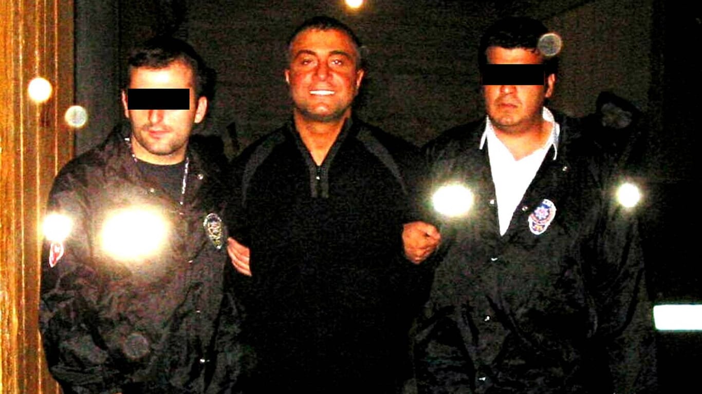 Rückblick ins Jahr 2004: Sedat Peker wird von zwei Polizisten aus dem Gericht geleitet. Die Polizei entdeckte Hinweise auf Wettbetrug beim Fußball.