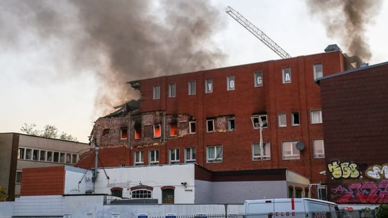 Rauch zieht über ein explodiertes Gebäude in Hamburg-Barmbek