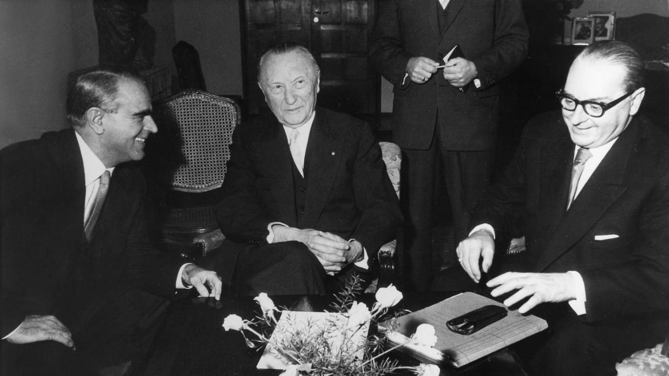 1958: Der griechische Ministerpräsident Konstantinos Karamanlis (l.) traf in Deutschland auf Bundeskanzler Konrad Adenauer (2. v. l.)
