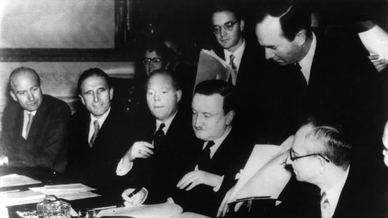 Londoner Schuldenabkommen 1953: Hermann Josef Abs (m.) unterzeichnete für die Bundesrepublik.