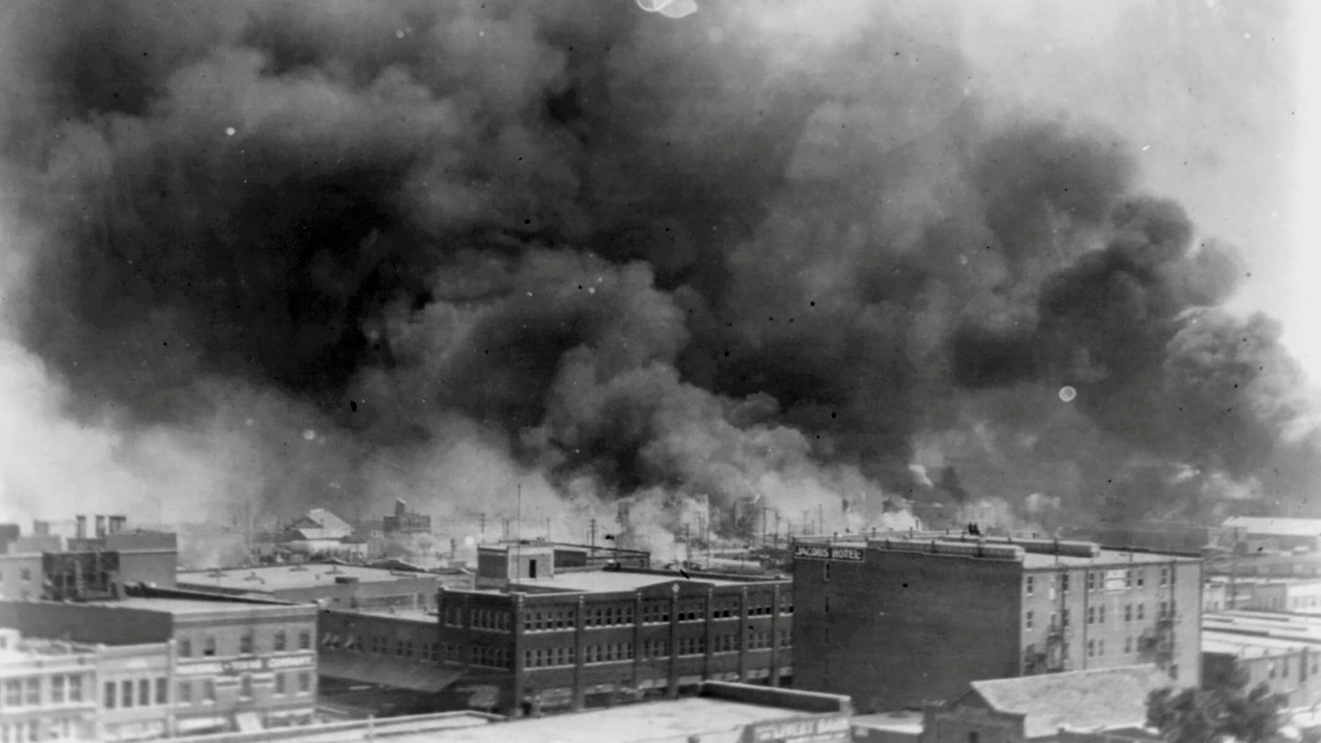 Tulsa, Oklahoma in Flammen: Gewaltausbruch, der lange verschwiegen wurde.