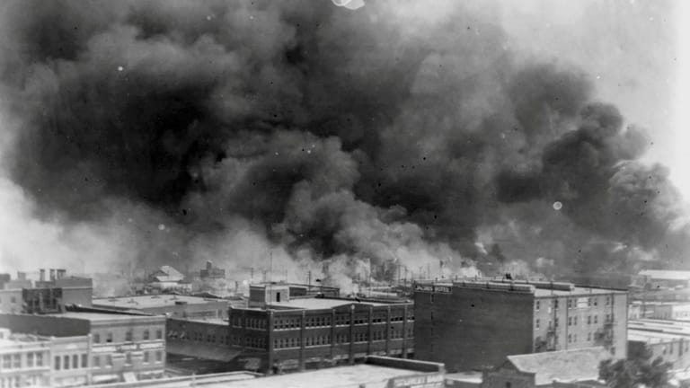 Tulsa, Oklahoma in Flammen: Gewaltausbruch, der lange verschwiegen wurde.