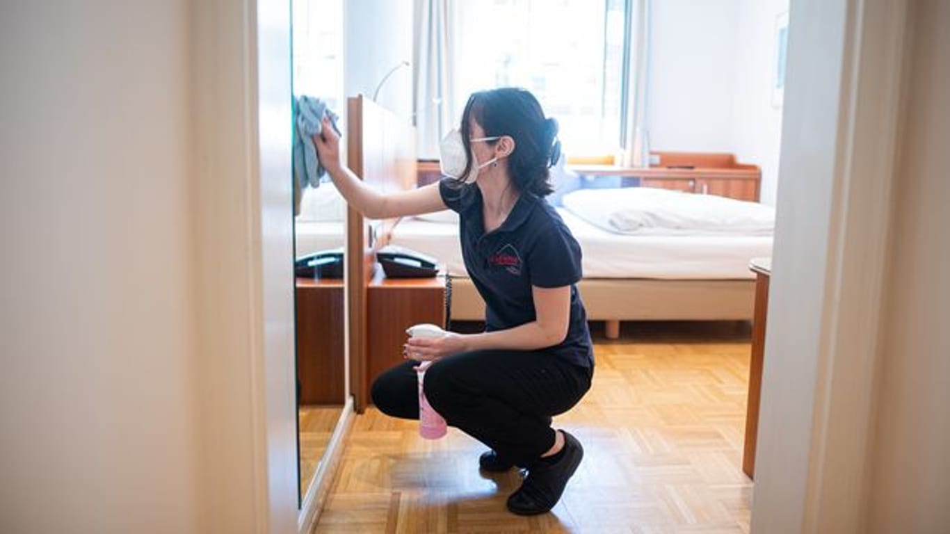 Eine Frau reinigt in einem Hotel ein Zimmer (Symbolbild): Mehr als ein halbes Jahr durften keine Touristen in Hamburger Hotels übernachten.