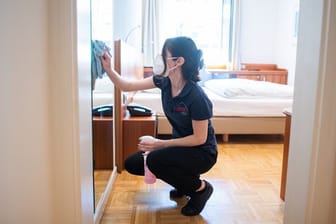 Eine Frau reinigt in einem Hotel ein Zimmer (Symbolbild): Mehr als ein halbes Jahr durften keine Touristen in Hamburger Hotels übernachten.