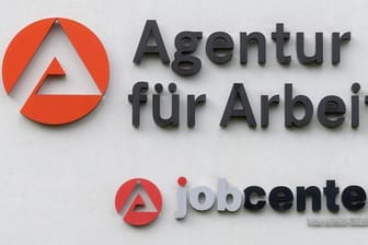 Das Logo der Agentur für Arbeit ist zu sehen