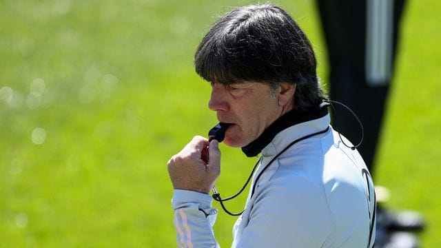 Im EM-Trainingslager feilt Bundestrainer Joachim Löw an der Form seiner Spieler. Im EM-Trainingslager feilt Bundestrainer Joachim Löw an der Form seiner Spieler.