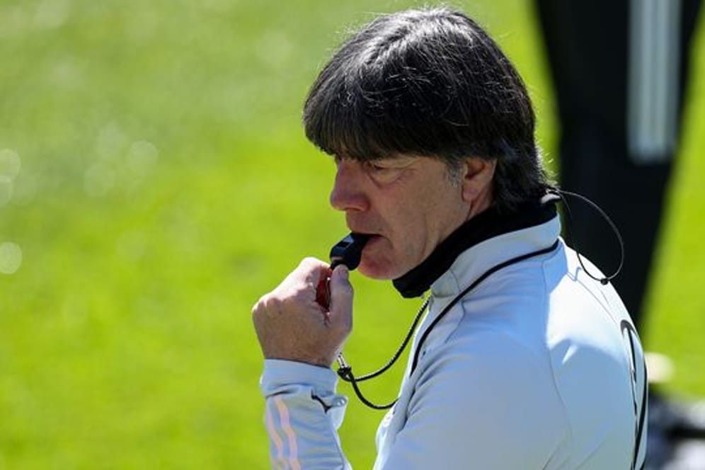Im EM-Trainingslager feilt Bundestrainer Joachim Löw an der Form seiner Spieler.