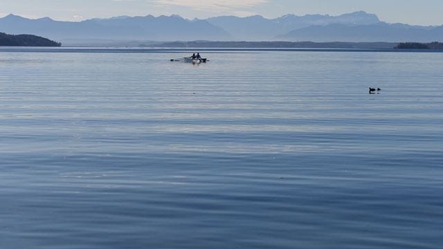 Ruderer sind auf dem Starnberger See unterwegs Ruderer sind auf dem Starnberger See unterwegs