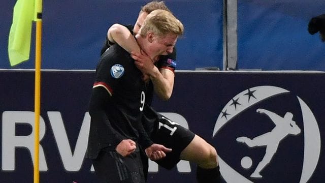 Torschütze Jonathan Burkardt und Teamkollege Paul Jaeckel (hinten) feiern das 1:2 gegen Dänemark. Torschütze Jonathan Burkardt und Teamkollege Paul Jaeckel (hinten) feiern das 1:2 gegen Dänemark.