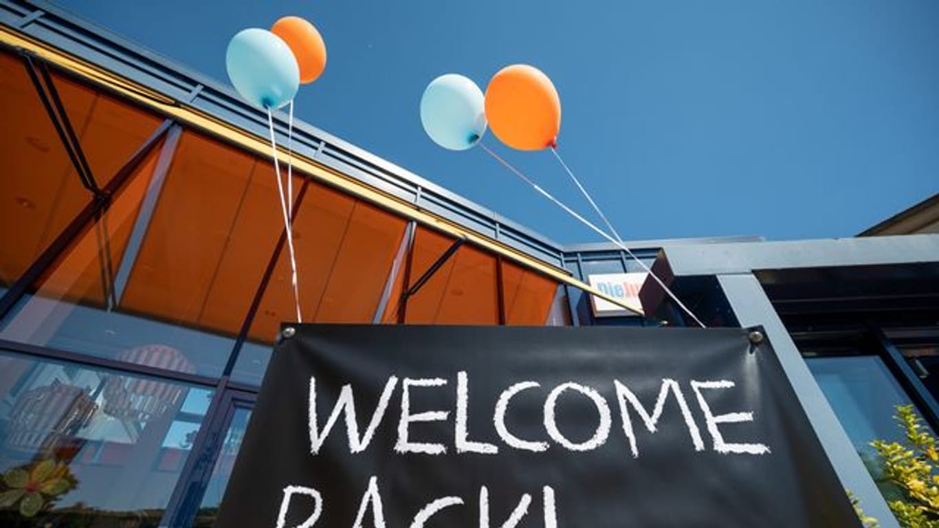 Blick auf ein Banner mit dem Aufdruck "Welcome back"