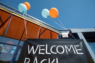 Blick auf ein Banner mit dem Aufdruck "Welcome back"