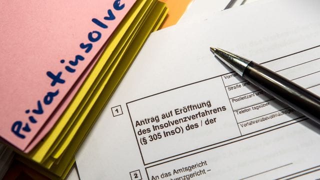 Ein Stift liegt auf einem Antrag für ein Insolvenzverfahren Ein Stift liegt auf einem Antrag für ein Insolvenzverfahren