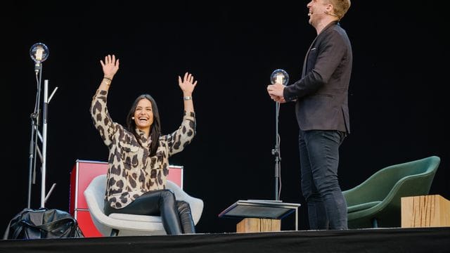 Oliver Pocher und seine Frau Amira sitzen auf der Bühne Oliver Pocher und seine Frau Amira sitzen auf der Bühne