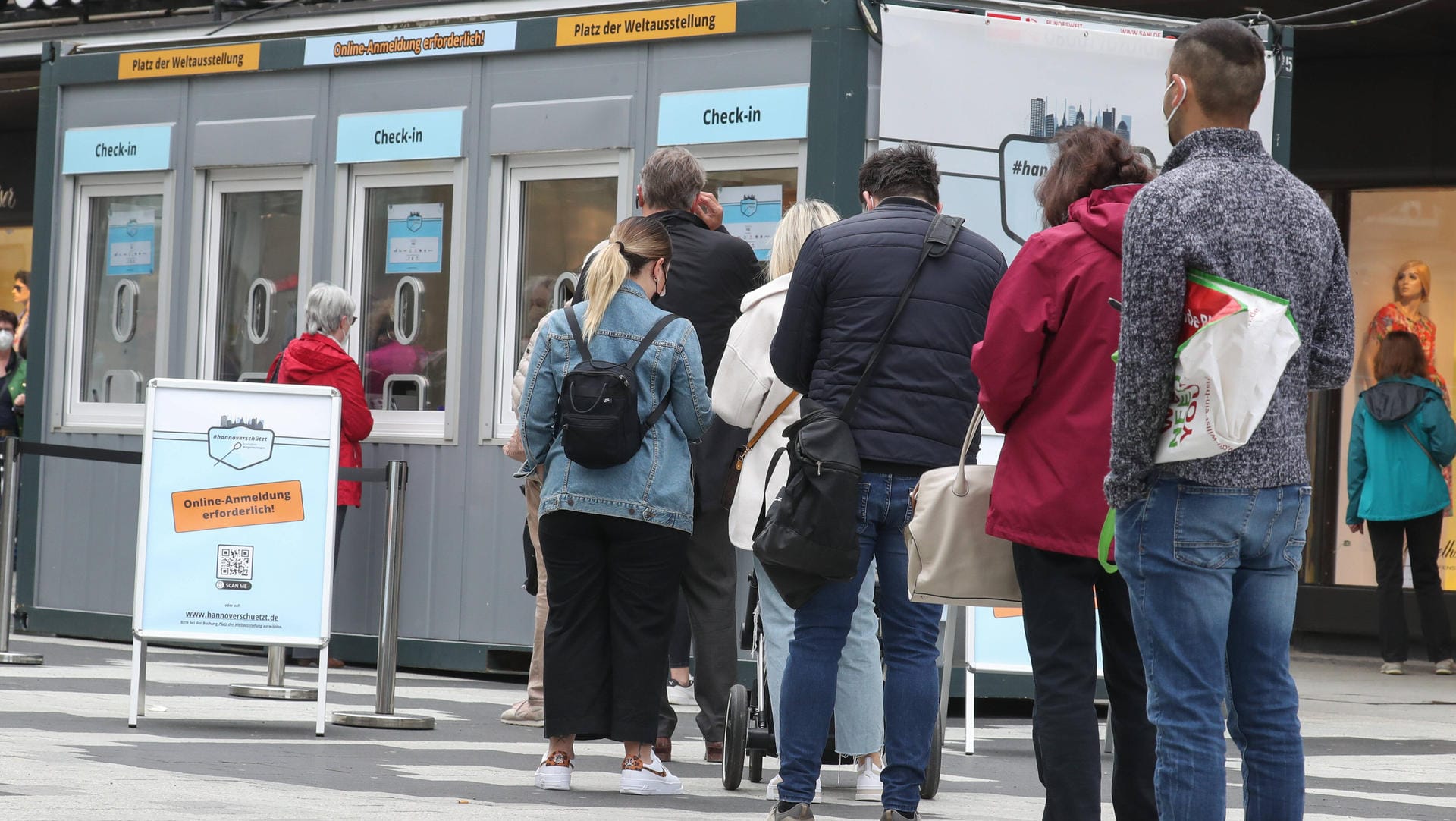 Schlange an einem Testzentrum (Symbolbild): In einigen dieser Kontrollstellen soll betrogen worden sein.