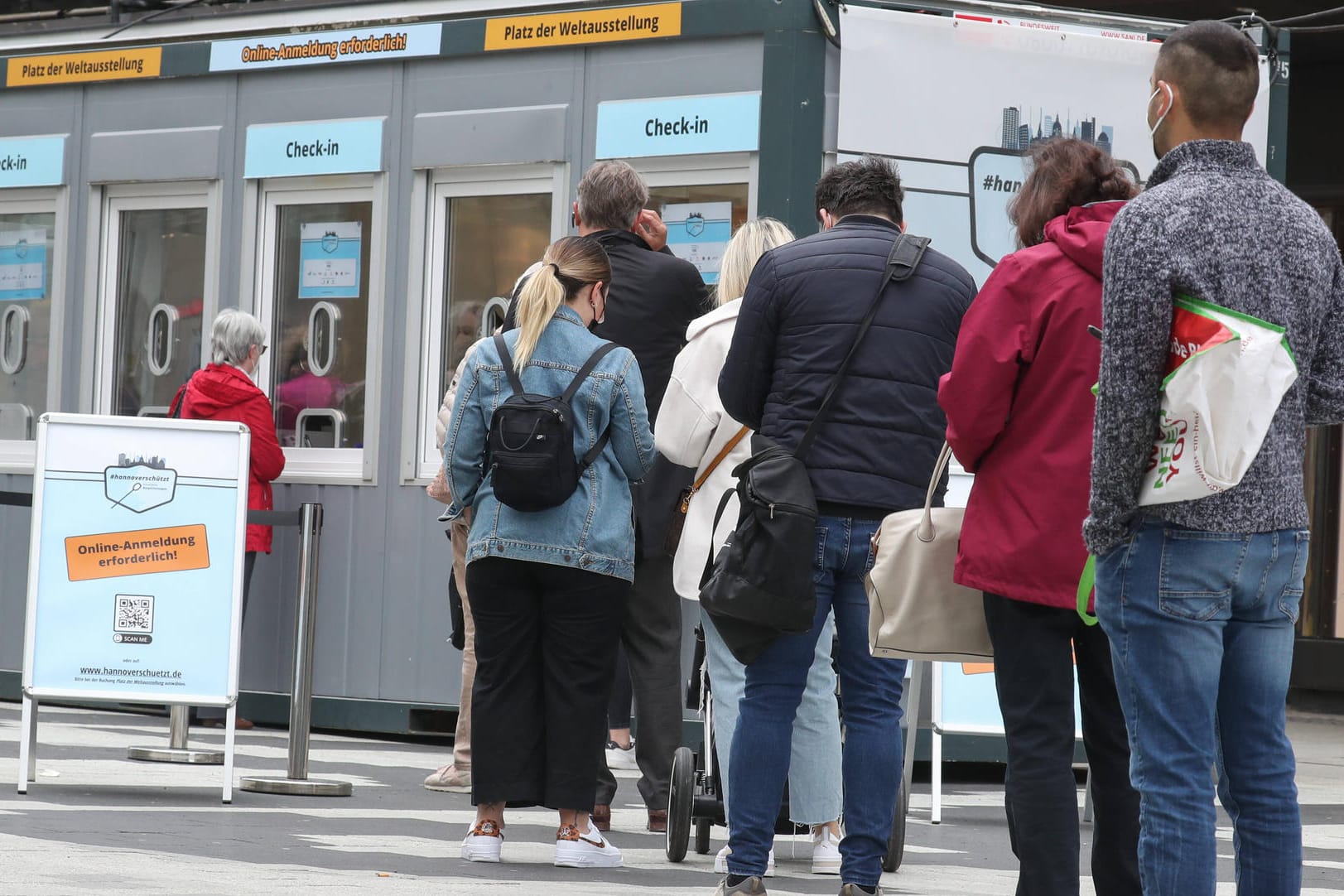 Schlange an einem Testzentrum (Symbolbild): In einigen dieser Kontrollstellen soll betrogen worden sein.