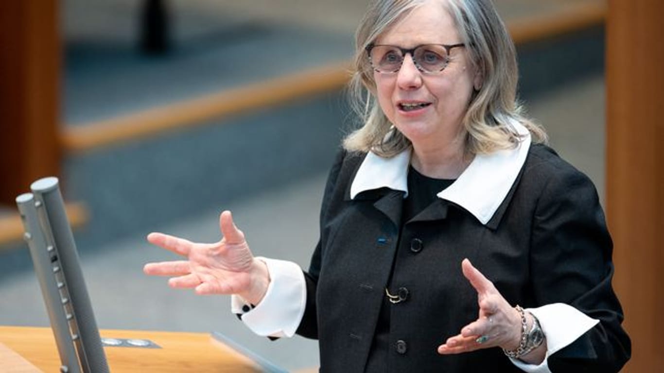 Barbara Dauner-Lieb spricht im Landtag von NRW