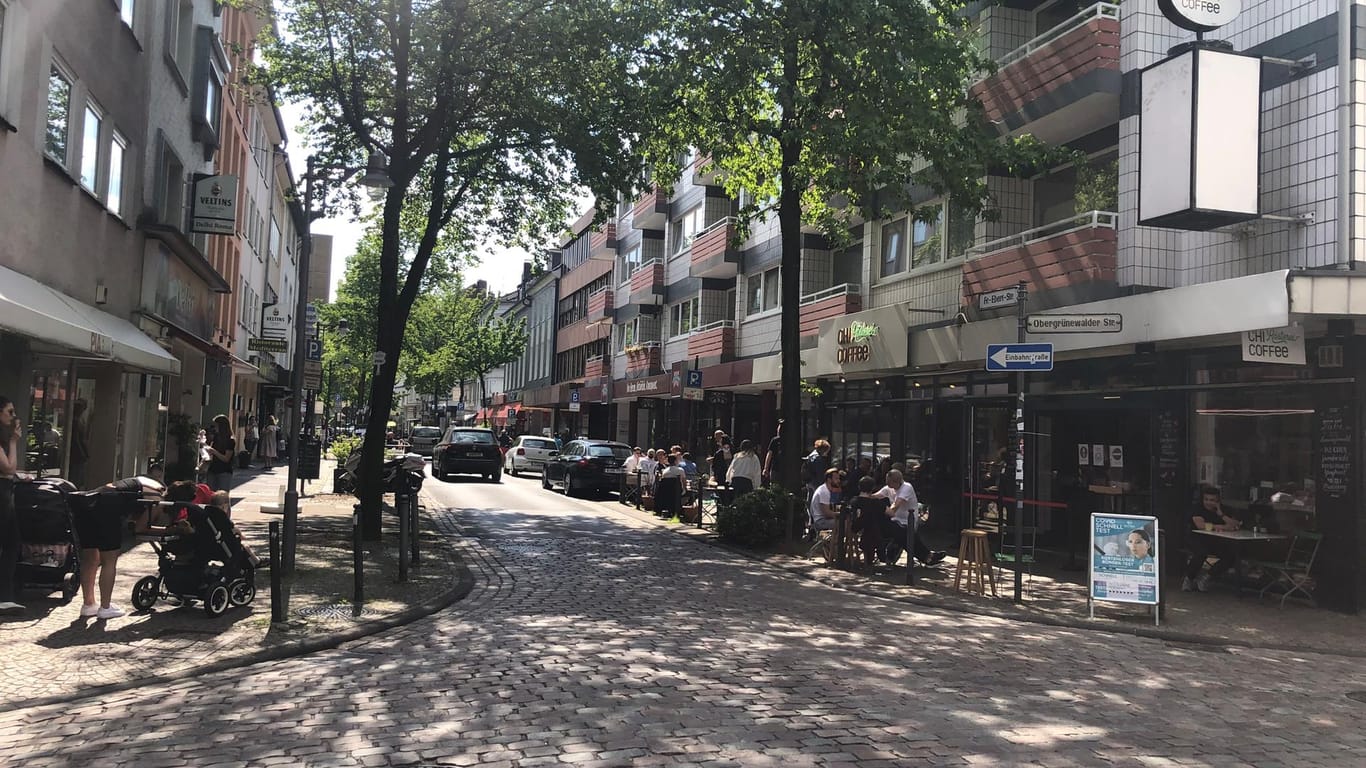Die Friedrich-Ebert-Straße: Im Gegensatz zur Luisenstraße haben die Restaurants hier alle geöffnet.