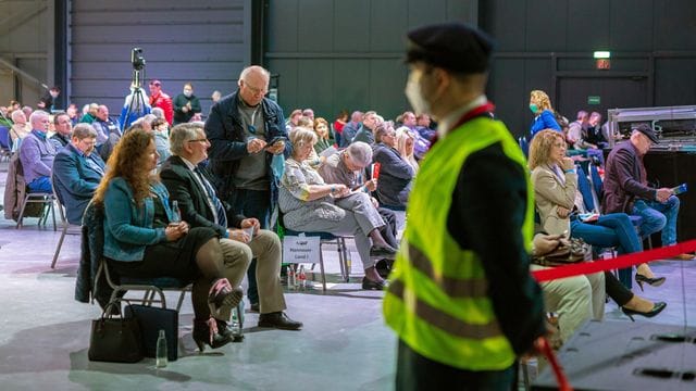 Mitglieder der AfD nehmen an einem Sonderparteitag teil