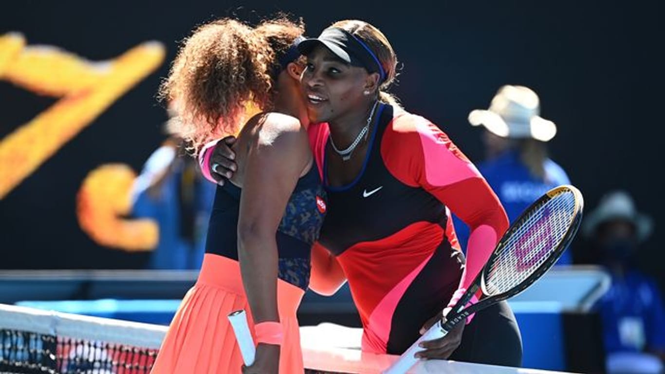 Serena Williams (r) und Naomi Osaka bei den Australian Open im Februar 2021.