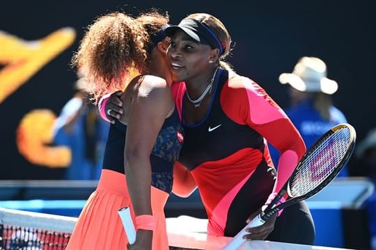 Serena Williams (r) und Naomi Osaka bei den Australian Open im Februar 2021.