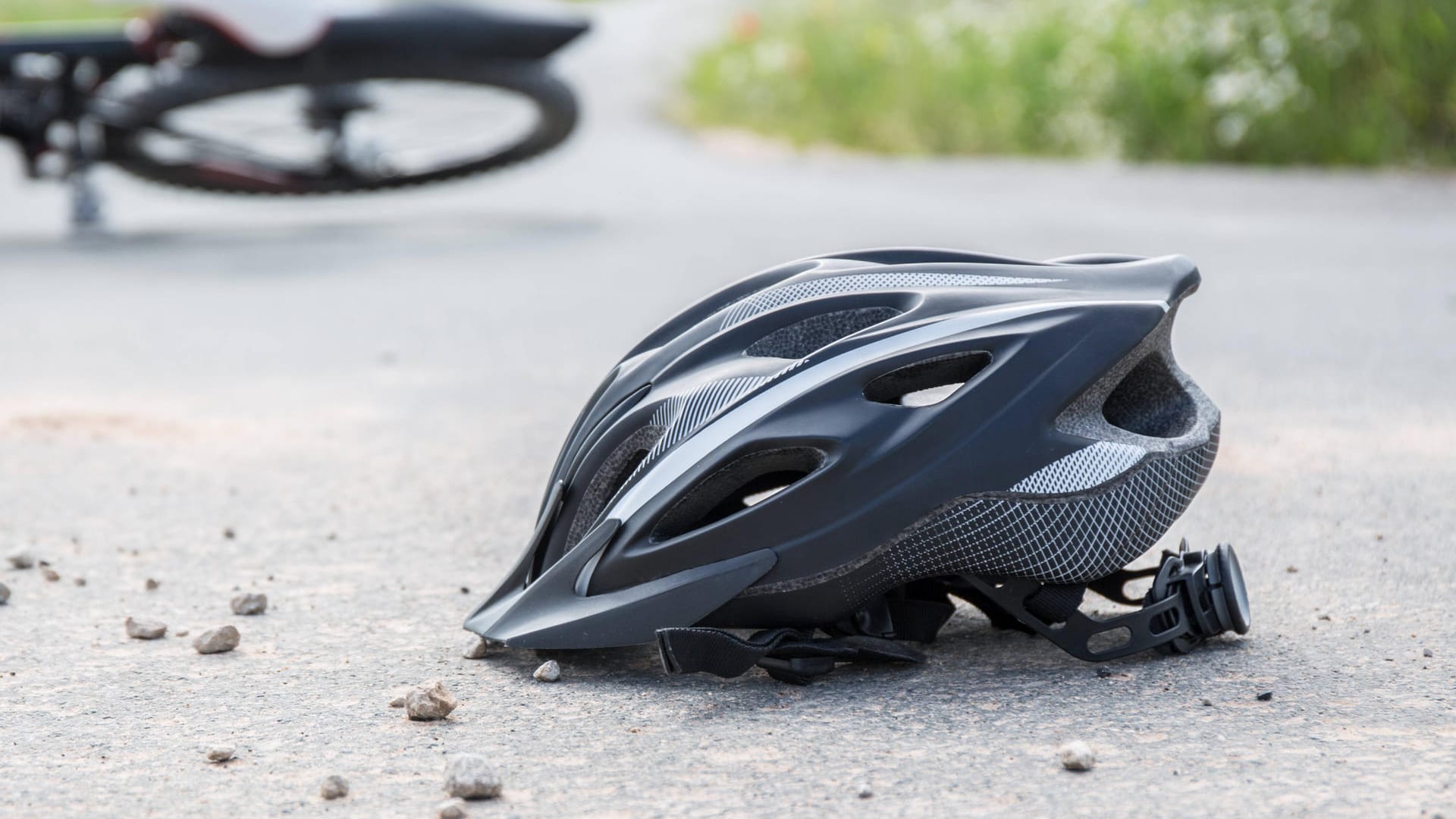 Ein Fahrradhelm liegt auf der Straße (Symbolbild): Der Mann wurde ins Krankenhaus gebracht. Ein Fahrradhelm liegt auf der Straße (Symbolbild): Der Mann wurde ins Krankenhaus gebracht.