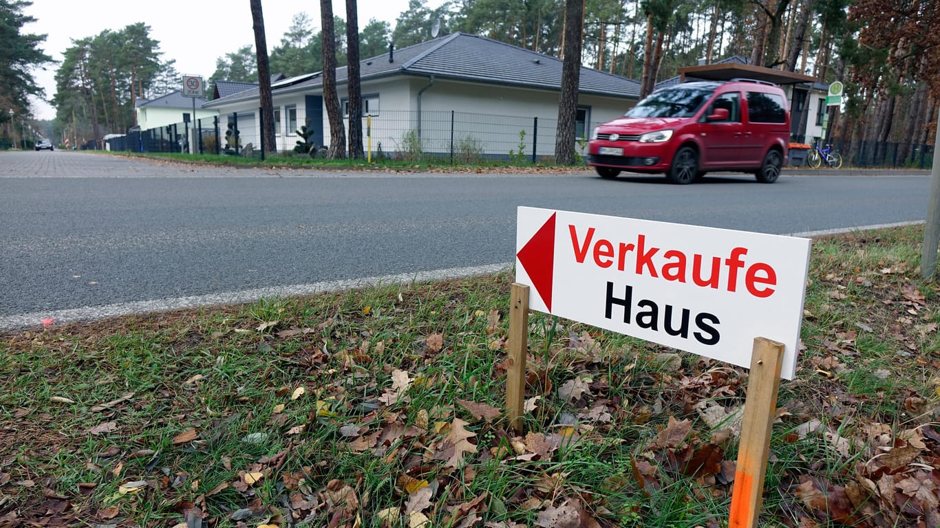 Ein Schild wirbt für den Hausverkauf (Symbolbild): Wer pleite ist, muss häufig sein Hab und Gut veräußern.