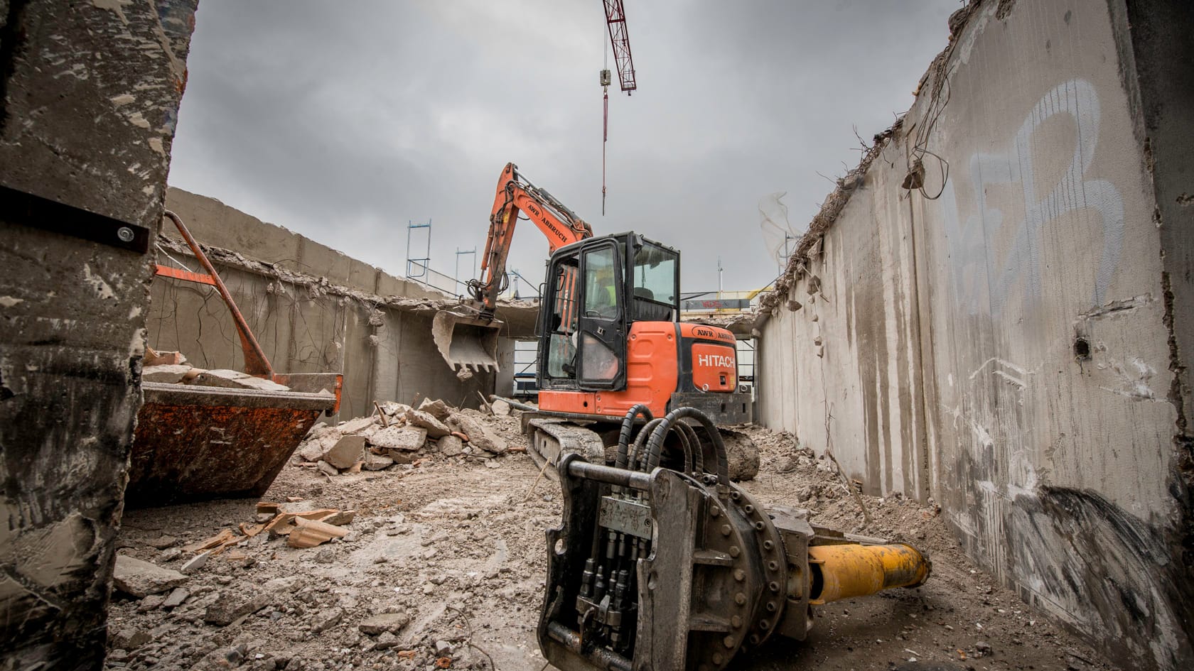 Ein Bagger in der Ruine: Stück für Stück soll das Hochhaus abgetragen werden. Ein Bagger in der Ruine: Stück für Stück soll das Hochhaus abgetragen werden.