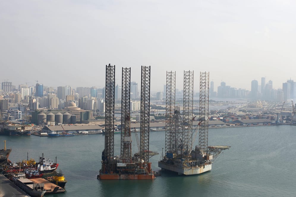 Ölplattformen vor der Küste Dubais: Die Opec-Länder beraten am Dienstag über künftige Fördermengen.
