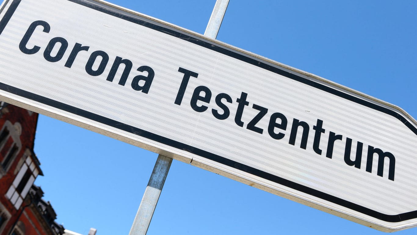 Hinweisschild zu einem Corona-Testzentrum: Vier von 1.610 Stellen in Rheinland-Pfalz ließen die Behörden jetzt schließen.