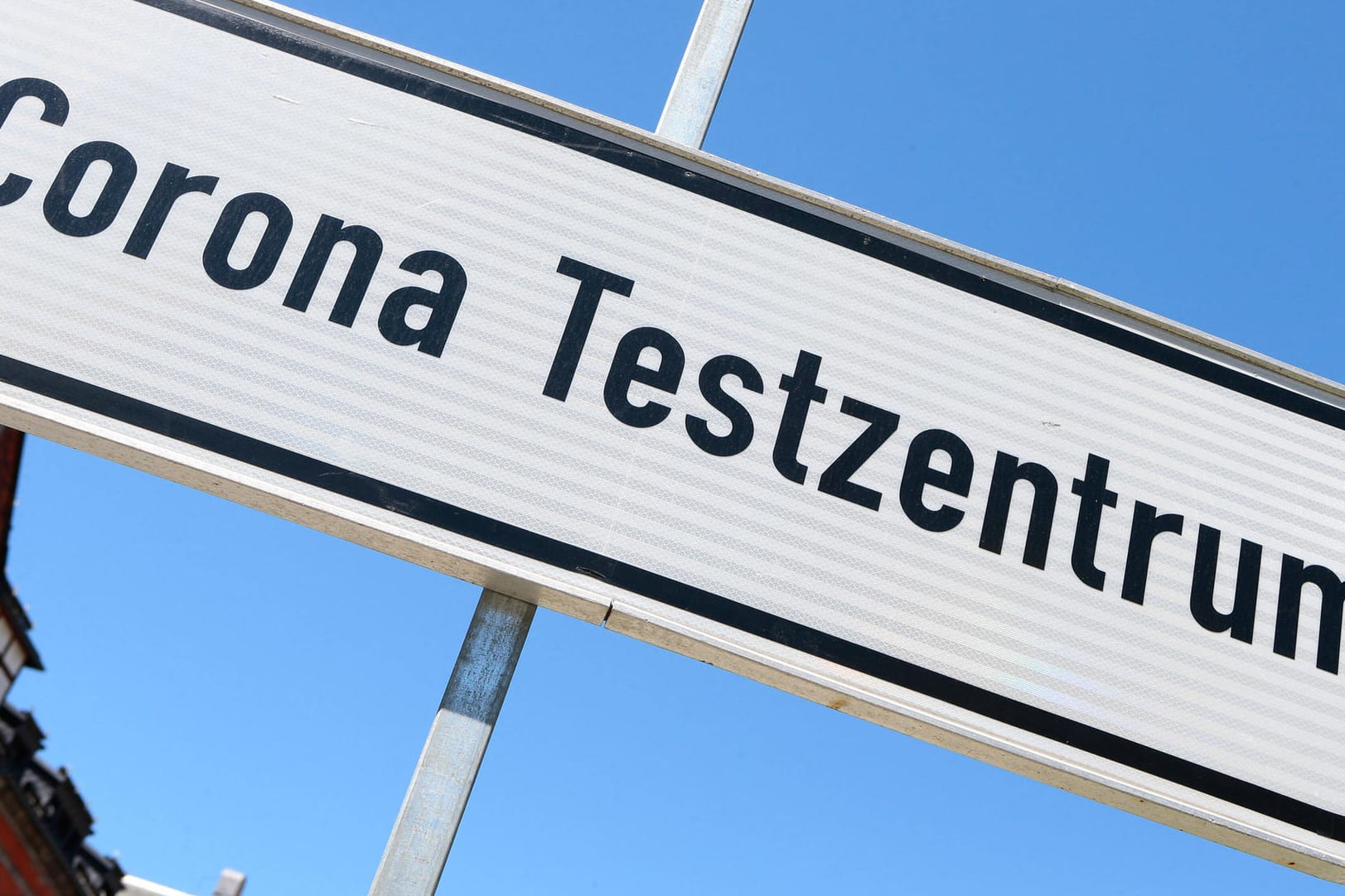 Hinweisschild zu einem Corona-Testzentrum: Vier von 1.610 Stellen in Rheinland-Pfalz ließen die Behörden jetzt schließen.